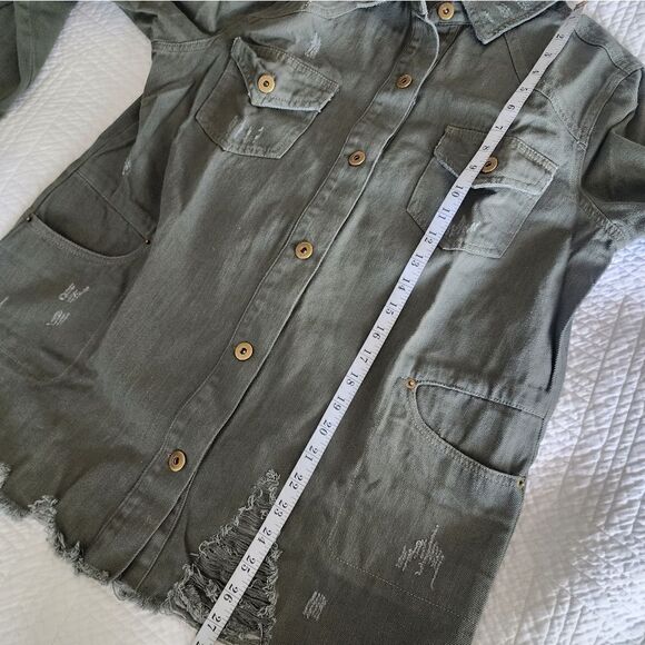 Vici NWOT distressed jacket (shacket) side pockets button front - Picture 10 of 13